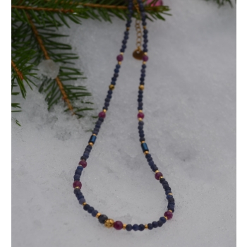 Naszyjnik z rubinów, szafirów i hematytu.